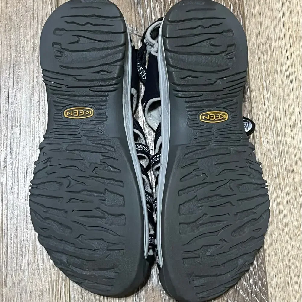 KEEN Whisper Closed Toe Waterproof Sandals Womens 8.5 Black Gray Hiking Sport